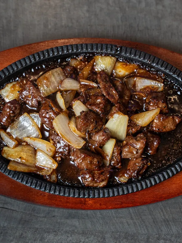 Black pepper beef, sizzling